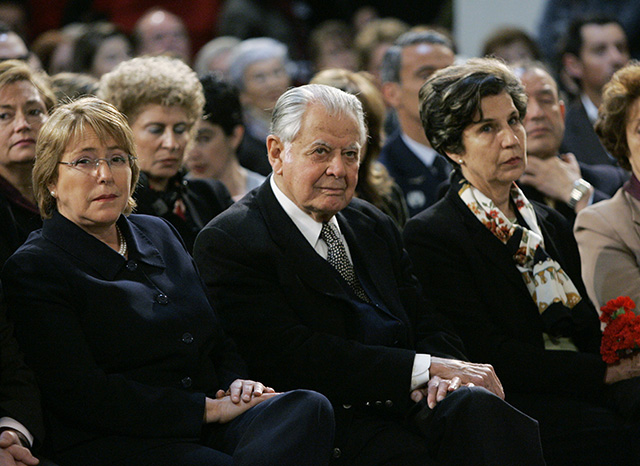 Na archívnej snímke z 11. septembra 2006 bývalý čilský prezident Patricio Aylwin (uprostred), vľavo čilská prezidentka Michelle Bacheletová a vpravo kongresmanka Isabel Allendeová