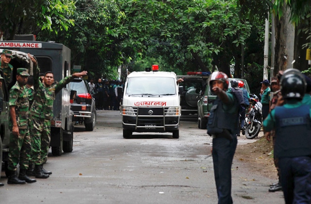 Sanitka odvádža telá obetí po útoku teroristov na reštauráciu v diplomatickej štvrti v bangladéšskej metropole Dháka