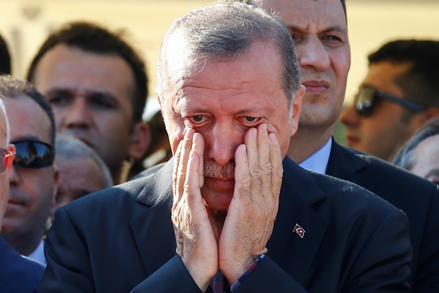 Na snímke turecký prezident Recep Tayyip Erdogan si utiera slzy počas pohrebu troch mužov, ktorí zahynuli pri pokuse časti armády o prevrat