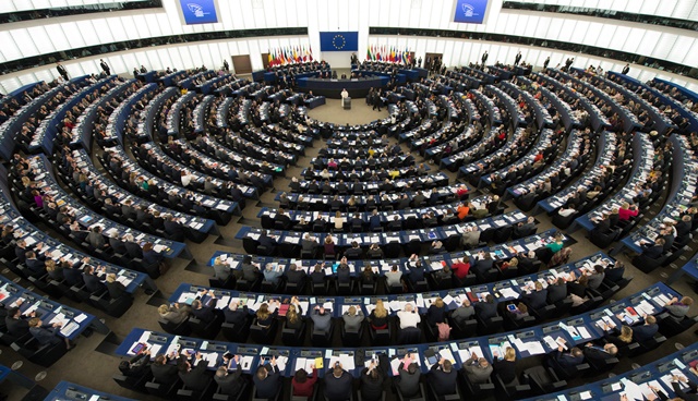 Na snímke poslanci Európskeho parlamentu