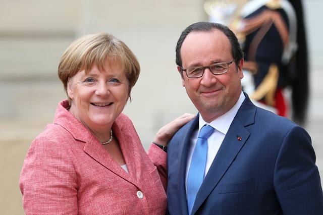 Na snímke nemecká kancelárka Angela Merkelová (vľavo) a francúzsky prezident Francois Hollande