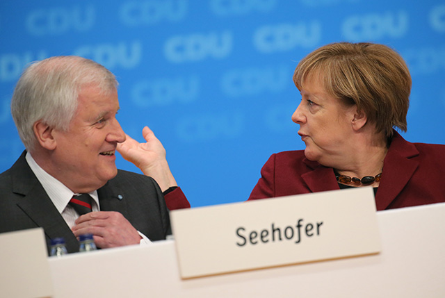 Na snímke vpravo nemecká kancelárka Angela Merkelová a vľavo bavorský premiér Horst Seehofer
