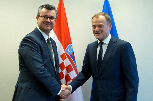 Na snímke vpravo predseda Európskej rady Donald Tusk a vľavo chorvátsky premiér Tihomir Oreškovič