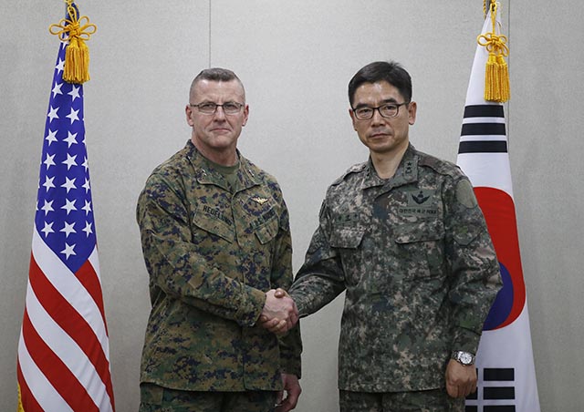 Juhokórejský generál Jang Kyung-soo (vpravo) si podáva ruku s veliteľom amerických síl v Kórei, generálom Robertom Hedelundom.