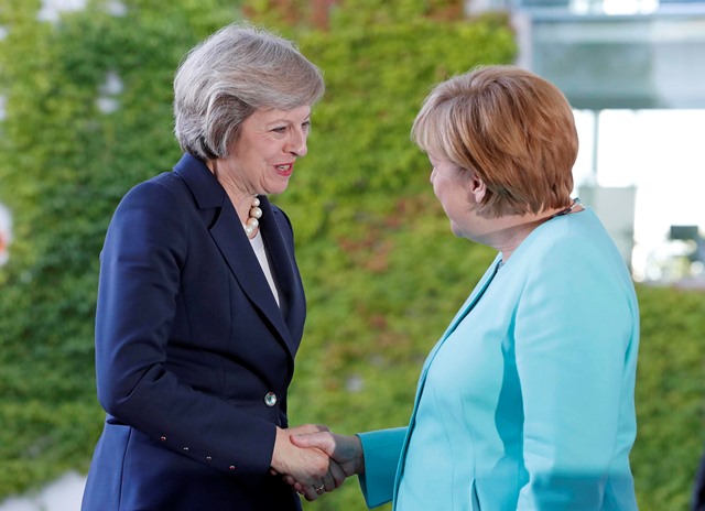 Na snímke nemecká kancelárka Angela Merkelová (vpravo) víta britskú ministerskú predsedníčku Theresu Mayovú