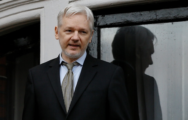 Na snímke zakladateľ WikiLeaks Julian Assange