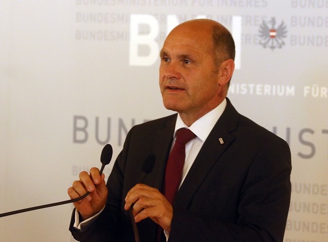 Na snímke rakúsky minister vnútra Wolfgang Sobotka
