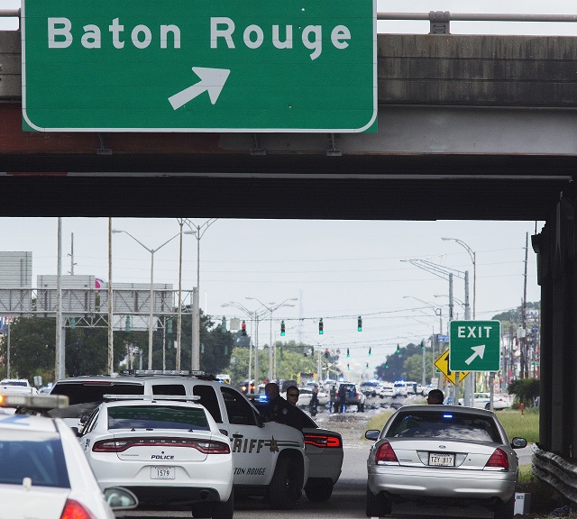 Policajti blokujú cestu po streľbe v meste Baton Rouge v americkom štáte Louisiana 17. júla 2016. Traja policajti zahynuli dnes pri streľbe v meste Baton Rouge v americkom štáte Louisiana a najmenej štyria ďalší utrpeli zranenia