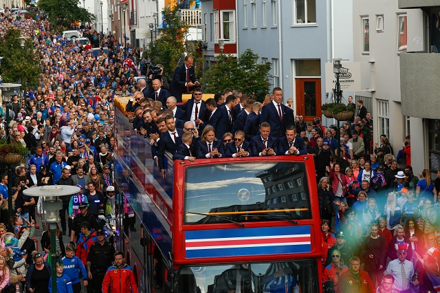 Islandskí fanúšikovia oslavujú príchod islandských futbalistov z majstrovstiev Európy vo futbale 4. júla 2016 v Reykjavíku