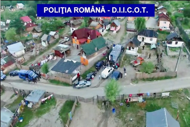 Na videosnímke rumunskej polície príslušníci špeciálnej policajnej jednotky počas rozsiahlej razie 