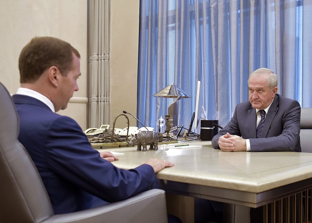  Na snímke vľavo ruský premiér Dmitrij Medvedev a vpravo novovymenovaný šéf Federálnej colnej služby Ruskej federácie (FCS RF) Vladimir Bulavin počas stretnutia v Moskve 