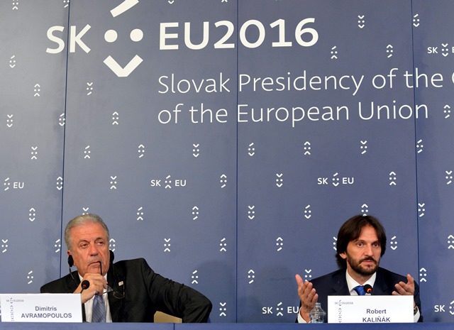 Na snímke vpravo minister vnútra SR Robert Kaliňák na tlačovej konferencii s členom Európskej komisie (EK) pre migráciu, vnútorné záležitosti a občianstvo Dimitrisom Avramopulosom (vľavo)