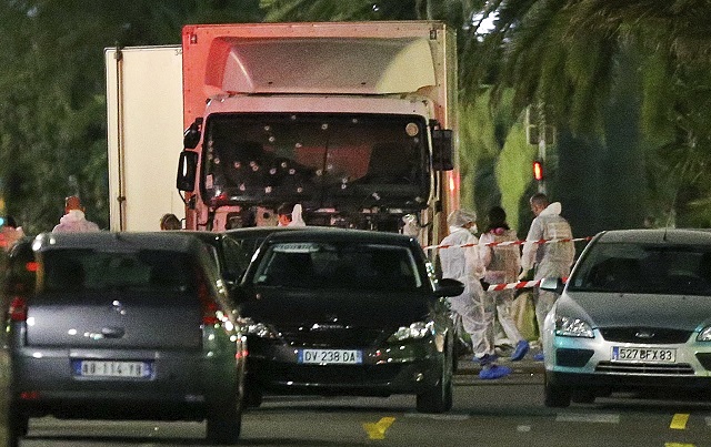 Nákladné auto stojí na mieste teroristického útoku na promenáde v Nice