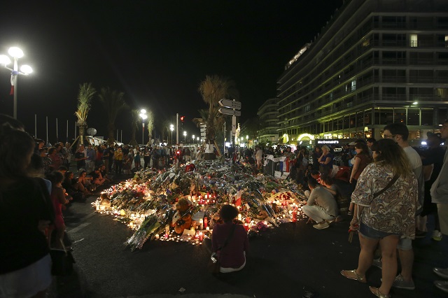 Na snímke kvety, sviečky a odkazy neďaleko miesta, na ktorom nákladné auto vrazilo do davu ľudí počas sviatku Dňa Bastily, v Nice 16. júla 2016. Teroristická organizácia Islamský štát (IS) sa prihlásila k štvrtkovému útoku, ktorý sa odohral počas osláv francúzskeho národného sviatku v uliciach mesta Nice
