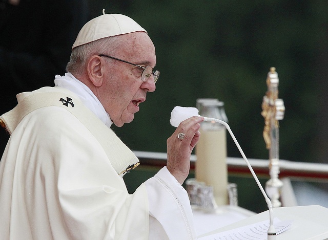 Na archívnej snímke pápež František celebruje svätú omšu v Czestochowej 28. júla 2016. Pápež František je v Poľsku na svojej prvej návšteve. V jej rámci sa zúčastní aj na viacerých akciách Svetových dní mládeže