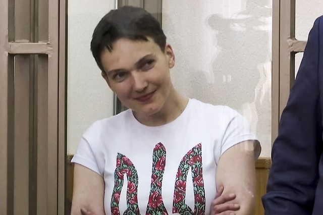 Na snímke z videa ukrajinská pilotka Nadija Savčenková