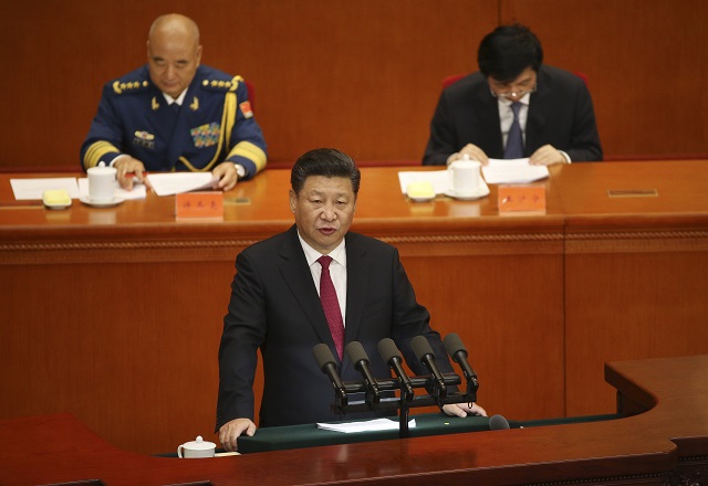 Čínsky prezident Si Ťin-pching (dole) reční počas 95. výročia založenia Čínskej komunistickej strany 1. júla 2016 v Pekingu