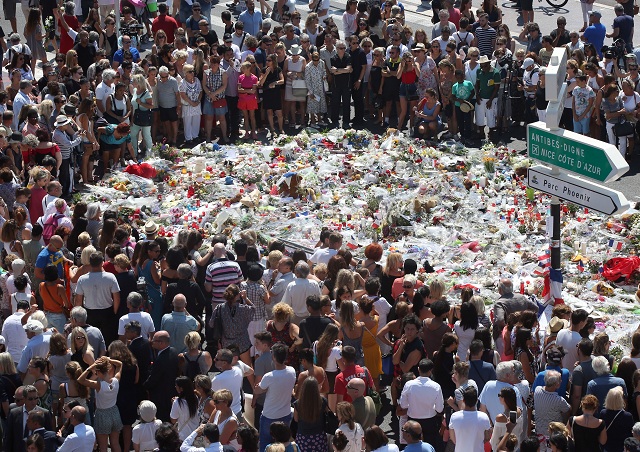 udia sa zhromažďujú, aby su uctili minútou ticha obete teroristického útoku v Nice 