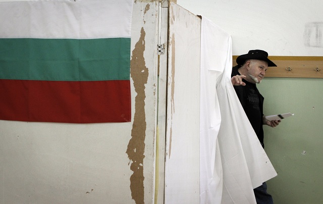 Na archívnej snímke bulharský volič