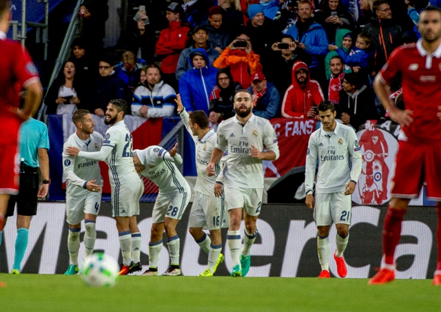 Hráč Realu Madrid Marco Asensio (tretí zľava) oslavuje so spoluhráčmi úvodný gól do bránky Sevilly vo futbalovom zápase o európsky Superpohár UEFA Real Madrid - FC Sevilla