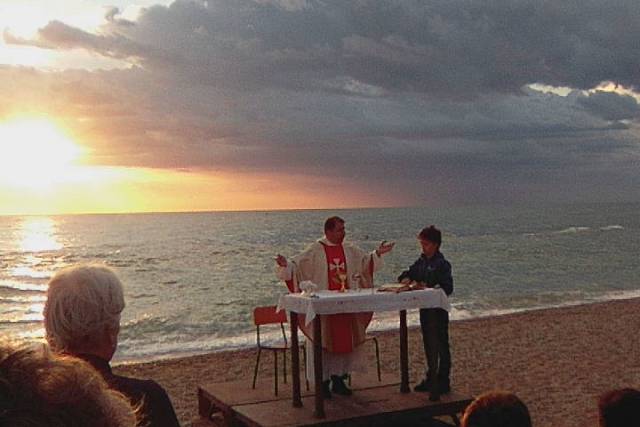 Na snímke ranná slovensko-talianska svätá omša na pláži na sviatok Premenenia Pána. Hlavným celebrantom bol páter Jozef Jurdák, OSA