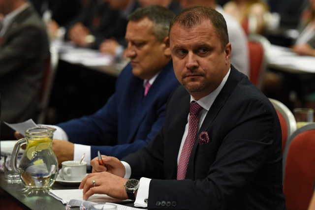 Na snímke vpravo podpredseda parlamentu za stranu #Sieť Andrej Hrnčiar na sneme strany v Trnave