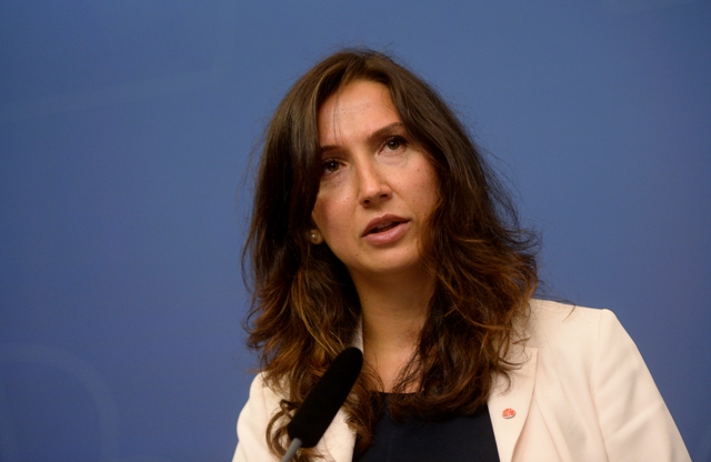 Švédska ministerka pre vyššie vzdelávanie Aida Hadzialicová oznamuje svoju rezignáciu na tlačovej konferencii v Štokholme