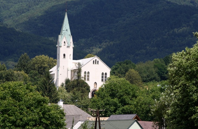 Na snímke pohľad na Kostol sv. Michala Archanjela od budovy obecného úradu v Chrenovci – Brusne