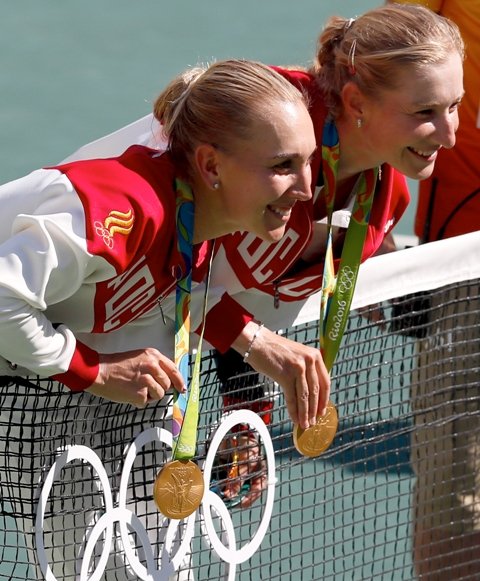 Ruské tenistky  Jekaterina Makarovová (vpravo) a Jelena Vesninová pózujú so zlatou medailou po výhre vo finálovom zápase ženskej štvorhry proti švajčiarskemu deblovému páru Timea Bacsinszká, Martina Hingisová na OH 2016 v Rio de Janeiro