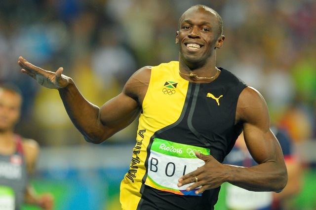 Na snímke jamajský šprintér Usain Bolt sa usmieva po triumfe vo finálovom behu na 100 metrov na XXXI. letných olympijských hrách v brazílskom Riu de Janeiro