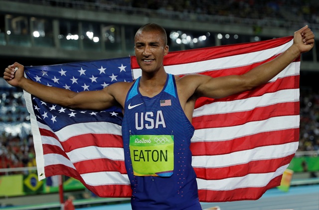 Americký atlét Ashton Eaton oslavuje víťazstvo v desaťboji mužov na OH v Rio de Janeiro