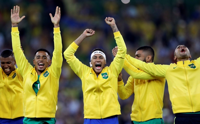 Brazílsky futbalista Neymar (uprostred) oslavuje so spoluhráčmi zisk olympijskej zlatej medaily na OH v Riu de Janeiro 