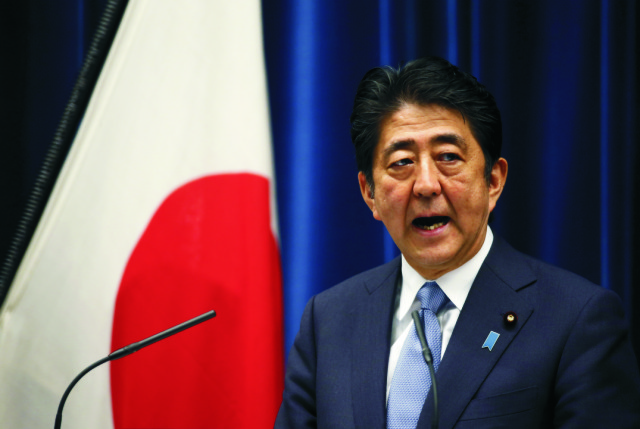 Na snímke japonský premiér Šinzó Abe