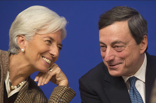 Šéfka Medzinárodného menového fondu Christine Lagardeová (vľavo) sa rozpráva s prezidentom Európskej centrálnej banky (ECB) Mariom Draghim.