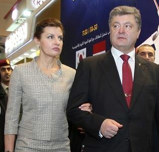 Na snímke ukrajinský prezident Petro Porošenko (druhý zľava) a jeho manželka Mayrna Porošenková