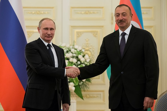 Ruský prezident Vladimir Putin (vľavo) si podáva ruku so svojím azerbajdžanským partnerom Ilhamom Aliyjvom počas ich stretnutia v Baku
