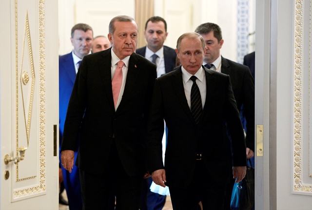 Na snímke ruský prezident Vladimir Putin (vpravo) prichádza so svojím tureckým partnerom Recepom Tayyipom Erdoganom