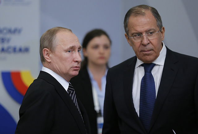 Na snímke vpravo ruský minister zahraničných vecí Sergej Lavrov a vľavo ruský prezident Vladimir Putin