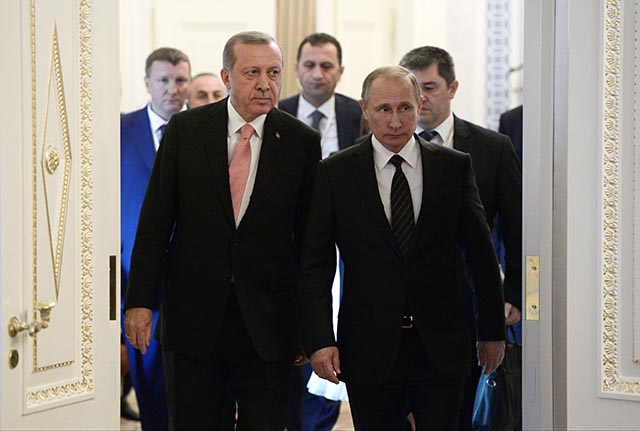 Ruský prezident Vladimir Putin (vpravo) prichádza so svojím tureckým partnerom Recepom Tayyipom Erdoganom na spoločnú tlačovú konferenciu po ich stretnutí v paláci Konstantin pri Petrohrade.