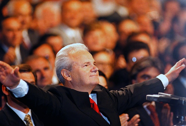 Na archívnej snímke z roku 1997 bývalý juhoslovanský prezident Slobodan Miloševič máva svojim stúpencom v Belehrade