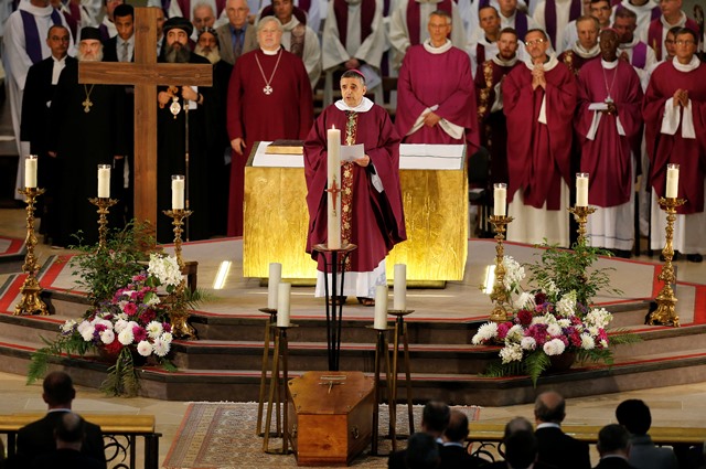  Na snímke rouenský arcibiskup Dominique Lebrun (uprostred) reční počas zádušnej omše za duchovného Jacquesa Hamela v katedrále Notre Dame