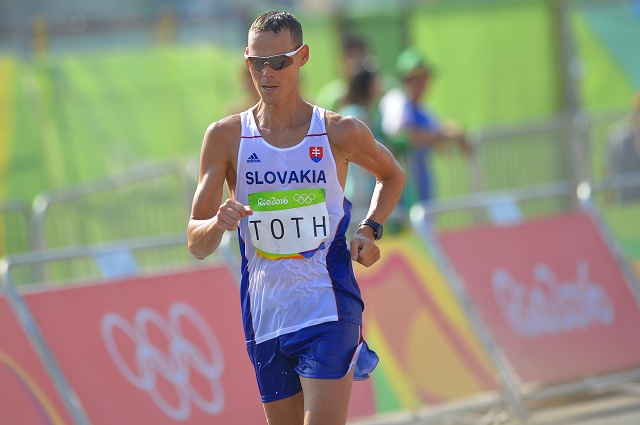 Na snímke chodec Matej Tóth počas chodeckých pretekov na 50 km na XXXI. letných olympijských hrách v brazílskom Riu de Janeiro