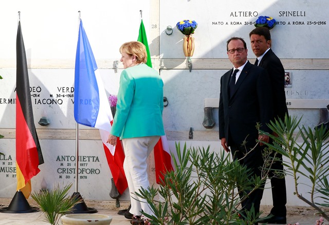 Zľava nemecká kancelárka Angela Merkelová, francúzsky prezident Francois Hollande a taliansky premiér Matteo Renzi položili kvety na hrob talianskeho antifašistu Altiera Spinelliho, ktorý je spoluautorom manifestu za zjednotenú Európu, na cintoríne na ostrove Ventotene