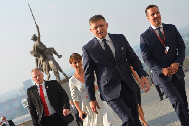 Na snímke premiér SR Robert Fico (druhý vpravo) prichádza na rokovanie na Bratislavskom hrade