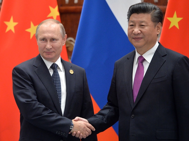 Na snímke vľavo ruský prezident Vladimir Putin a čínsky prezident Si Ťin-pching