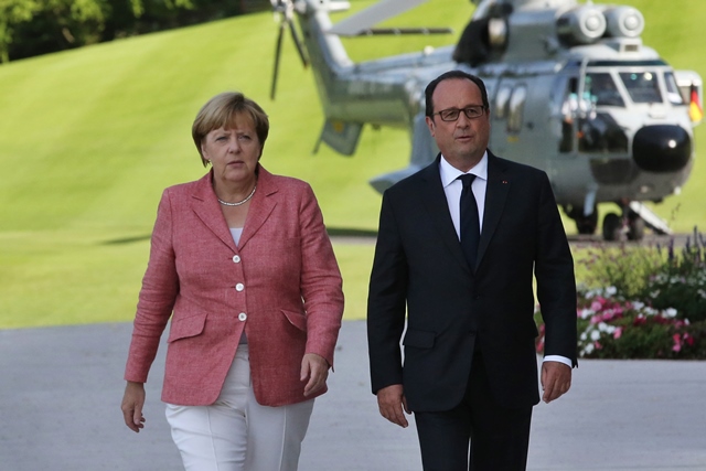 Na snímke Francois Hollande a Angela Merkelová