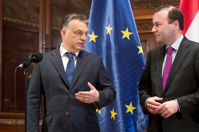 Na snímke vľavo maďarský premiér Viktor Orbán a vpravo líder skupiny európskych ľudovcov v Európskom parlamente (EP) Manfred Weber