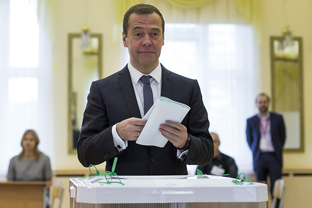 Ruský premiér Dmitrij Medvedev vhadzuje svoj hlas do volebnej urny