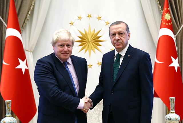 Britský minister zahraničných vecí Boris Johnson (vľavo) si podáva ruku s tureckým prezidentom Recepom Tayyipom Erdoganom