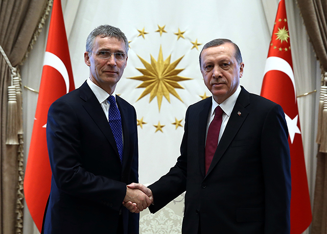 Na snímke vľavo generálny tajomník NATO Jens Stoltenberg a vpravo turecký prezident Recep Tayyip Erdogan